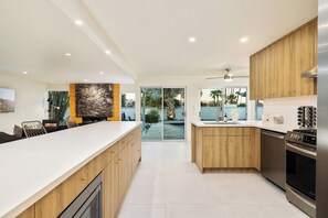 Private kitchen - Mid-Century Oasis in Magnesia Falls – 3BR with Pool, Spa & Mountain Views (Rancho Mirage)