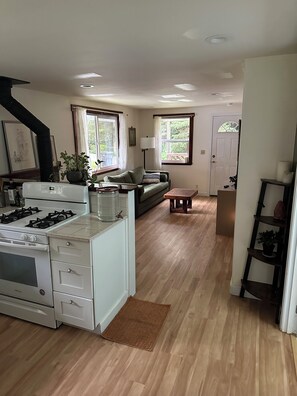 Fridge, oven, stovetop, coffee/tea maker