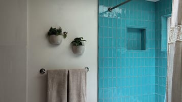 Séchoir à cheveux, serviettes fournies, savon, papier de toilette