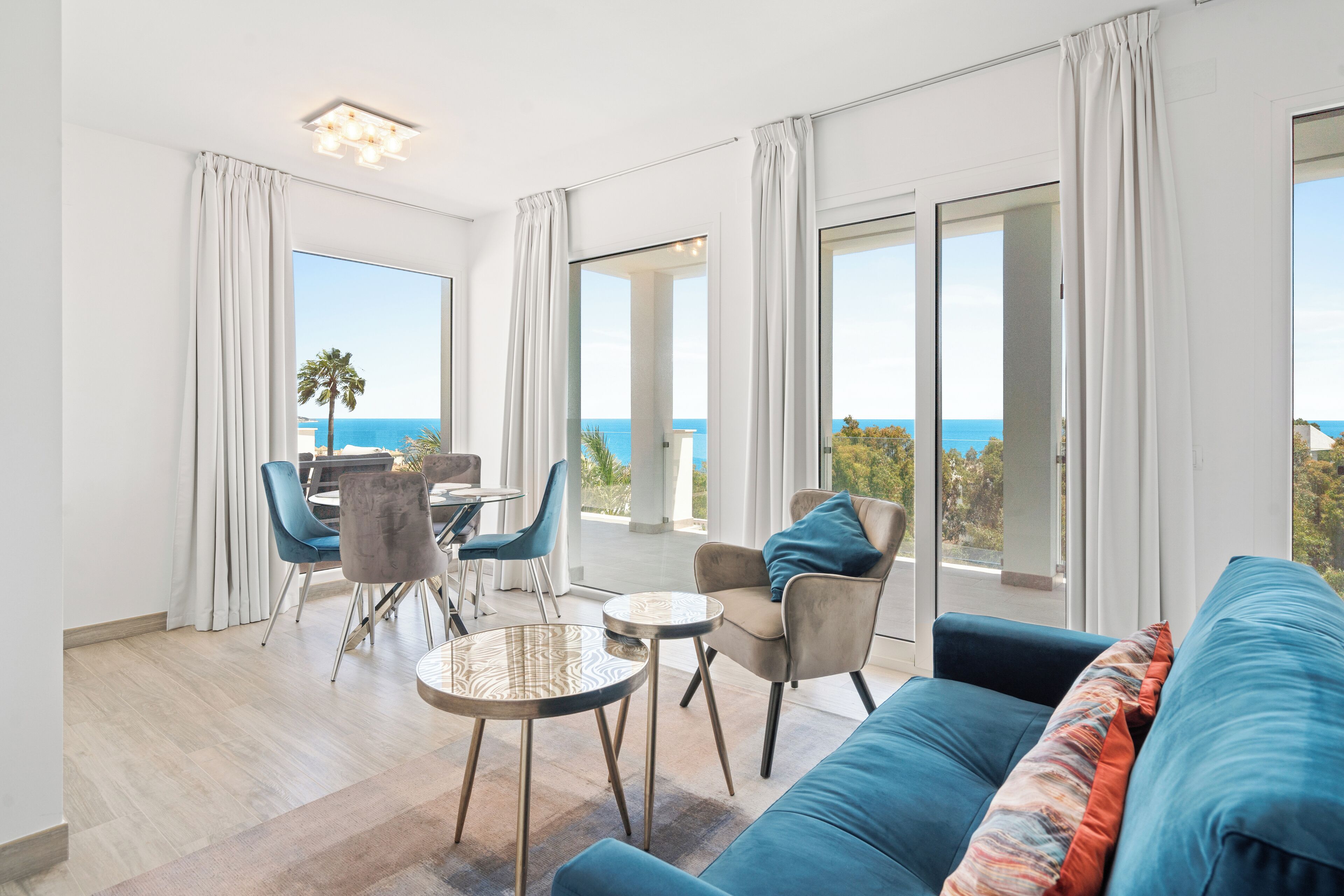 Una Smart TV, una mesa de tenis de mesa, libros