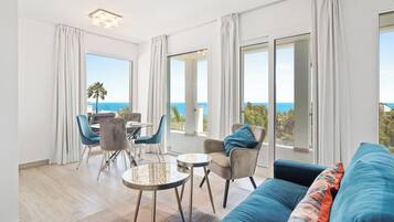 Una Smart TV, una mesa de tenis de mesa, libros