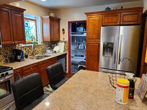 Kühlschrank, Mikrowelle, Ofen, Herdplatte