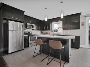 Jääkaappi, mikroaaltouuni, uuni, liesi