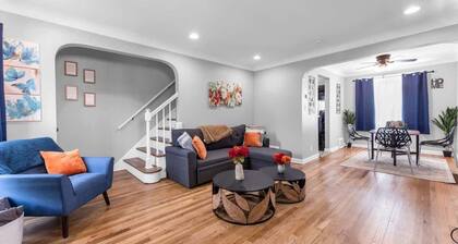 Brooklyn Townhome - 9 Miles to Downtown - Sleeps 5