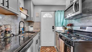 Réfrigérateur, four à micro-ondes, un four, surface de cuisson