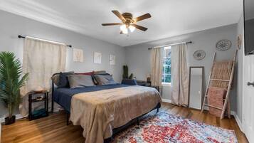 2 soverom, skrivebord, strykejern/-brett og reiseseng for barn