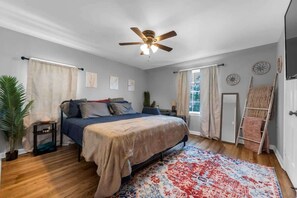 2 slaapkamers, een strijkplank/strijkijzer, reisbedje, gratis wifi