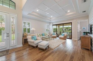 Smart TV - Charming 2-BR plus villa with WiFi, fitness, pool & pickleball in Bonita Springs (Bonita Springs)