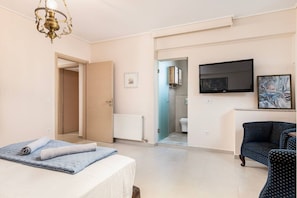 2 bedrooms, iron/ironing board, free WiFi, bed sheets