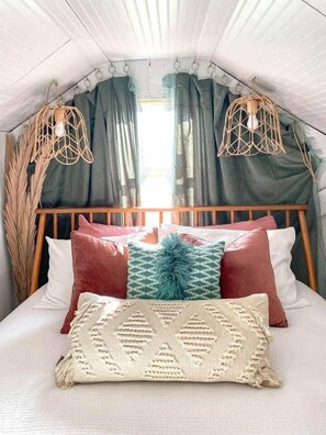 2 bedrooms, desk, bed sheets