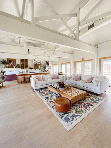 Cozy Glamping Barn | Sleeps 9 Near Route 66