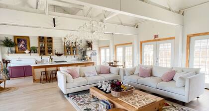 Cozy Glamping Barn | Sleeps 9 Near Route 66