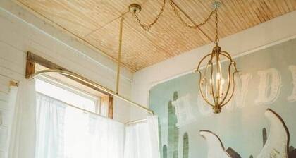 Cozy Glamping Barn | Sleeps 9 Near Route 66