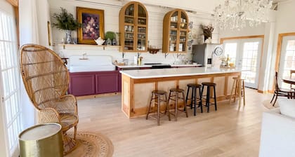 Cozy Glamping Barn | Sleeps 9 Near Route 66