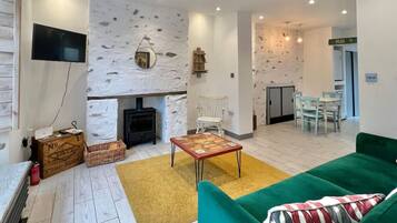 TV, fireplace