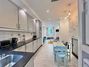 Fridge, microwave, oven, stovetop - Totnes Centre Charming Flat (Devon)