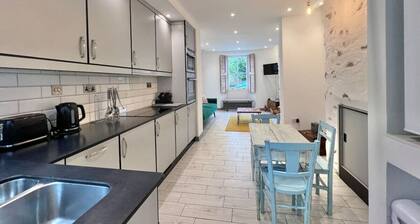 Totnes Centre Charming Flat