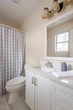 Secadora de cabello, toallas, jabón, shampoo 