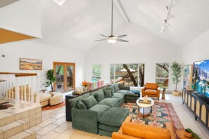 Smart TV, ping pong - Holiday Retreat! 5-bed, Pool, Hot Tub, Mini Golf, Game Room, Playground and More (San Antonio)