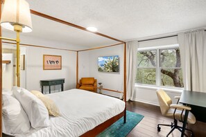 5 habitaciones, escritorio y tabla de planchar con plancha 