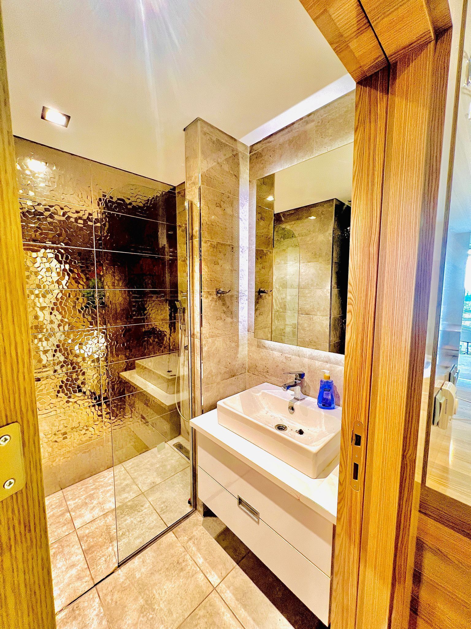 Estudio económico, vista al mar | Baño | Regadera, toallas, jabón, papel de baño 