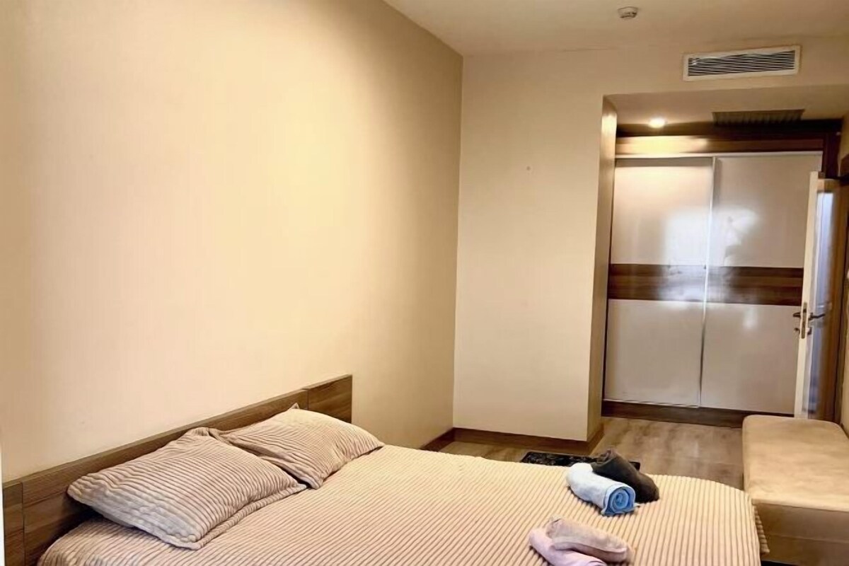 Ein Hotelzimmer mit einem Bett, einer kleinen Sitzecke und einem Kleiderschrank.