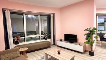 Suite familiar, vistes a la piscina | Escriptori i wifi gratuïta