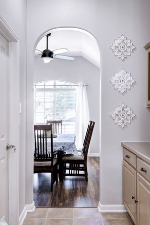 Dining - Charming 4-bedroom house with a Pool and Spa (Helotes)