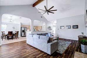 Una Smart TV, una chimenea