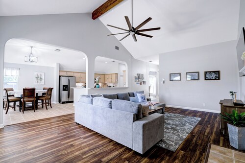 Charming 4-bedroom house with a Pool and Spa