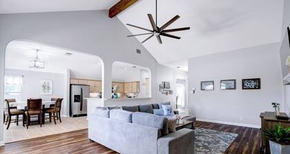 Charming 4-bedroom house with a Pool and Spa