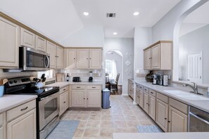 Een microgolfoven, een oven, een kookplaat, een vaatwasser