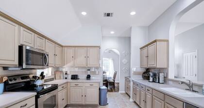 Charming 4-bedroom house with a Pool and Spa