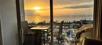 3BR Oceanview retreat with AC, Sleep 8, Gated, Top floor, Pool, Security 24/7