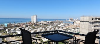 3BR Oceanview retreat with AC, Sleep 8, Gated, Top floor, Pool, Security 24/7