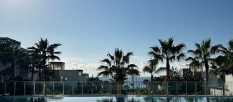 3BR Oceanview retreat with AC, Sleep 8, Gated, Top floor, Pool, Security 24/7