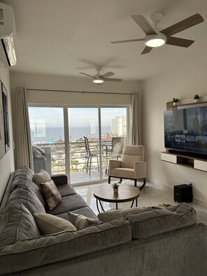Smart TV y chimenea 