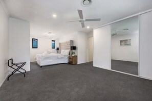 5 bedrooms, iron/ironing board, free WiFi, bed sheets - A Luxurious Waterfront Oasis! (Broadbeach Waters)