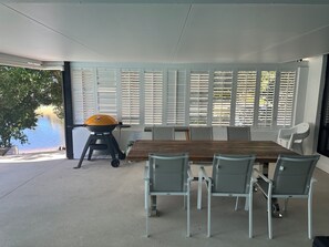 Outdoor dining - A Luxurious Waterfront Oasis! (Broadbeach Waters)