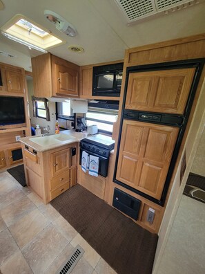 Kühlschrank, Mikrowelle, Ofen, Herdplatte