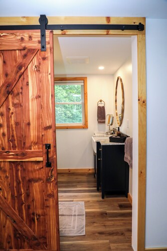 Hinesburg hideaway with hot tub!