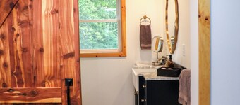 Hinesburg hideaway with hot tub!