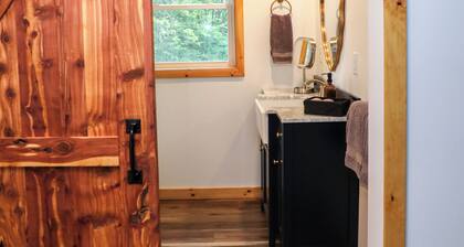 Hinesburg hideaway with hot tub!