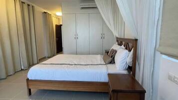 4 bedrooms, iron/ironing board, WiFi