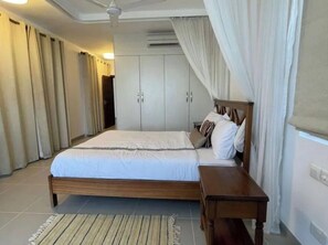 4 bedrooms, iron/ironing board, WiFi