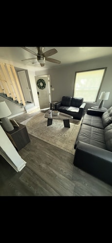 Charming 2-bedroom house in marvelous Detroit with WiFi, AC