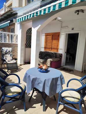 Outdoor dining - Bungalow 'Planta Baja' with Private Pool, Wi-Fi and Air Conditioning (Torrevieja)