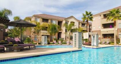 Chic 1-bedroom apartment in fabulous Phoenix with beautiful pool and BBQs