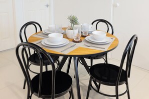 Dining room - Smart Suites Self Check-in Apartments - 16 Darnley (Rocklea)