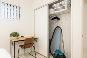 Wardrobe - Smart Suites Self Check-in Apartments - 16 Darnley (Rocklea)